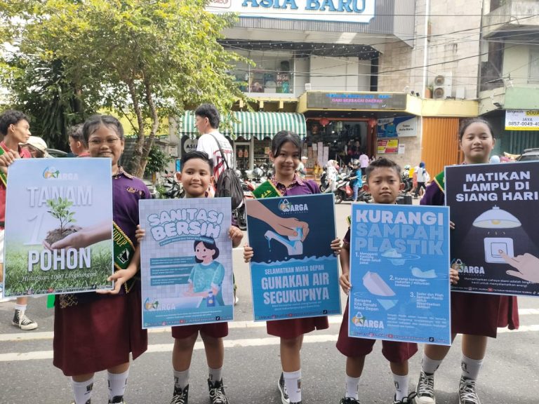 SD Warga Ajak Masyarakat Peduli Lingkungan Lewat Sosialisasi Adiwiyata di Car Free Day Surakarta